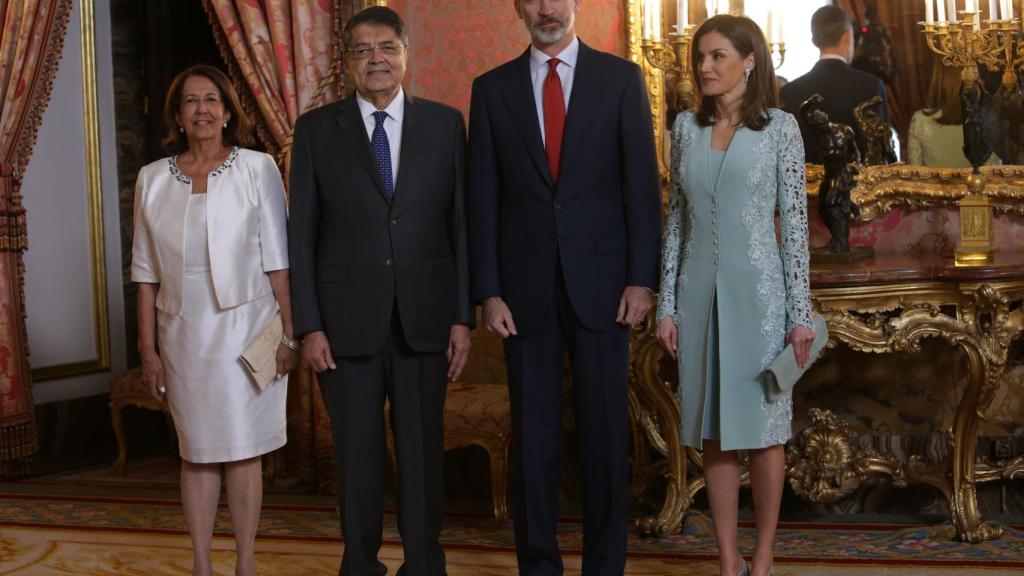 Los Reyes, Felipe y Letizia y el escritor Sergio Ramírez.