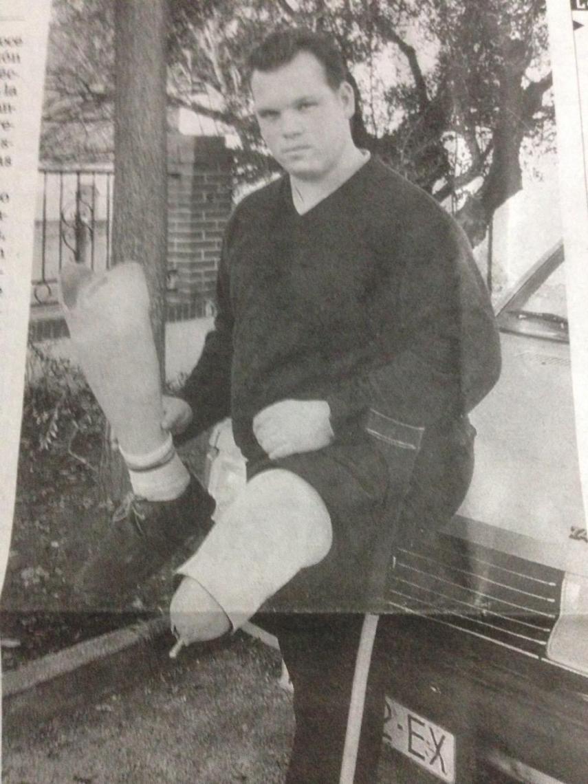 Fotografía de una edición de 2002 del IDEAL de Granada en la que aparece Juan Bautista Fernández, hermano mayor de la niña asesinada.