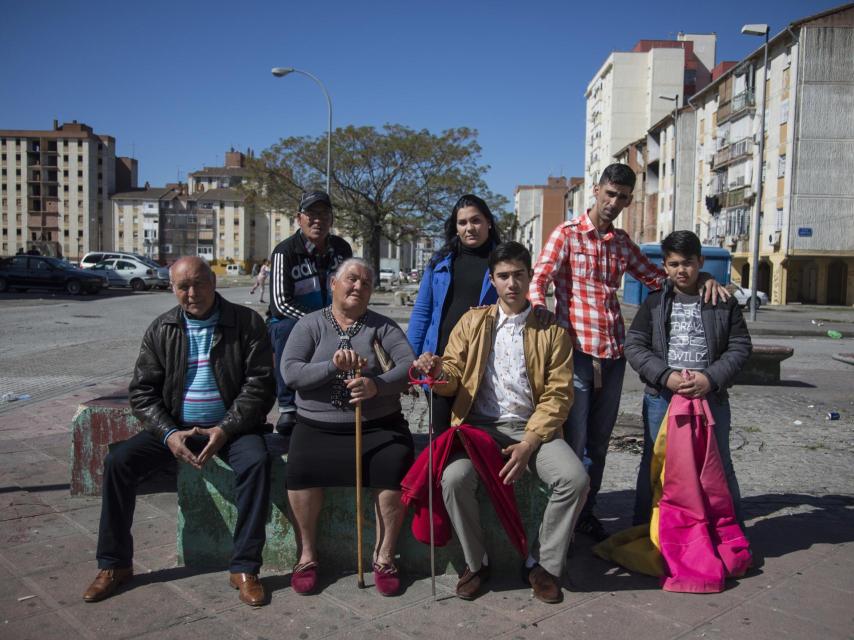 Lolillo Soto con su familia en 'Las Vegas' de la barriada de 'Las Tres Mil Viviendas', en Sevilla.