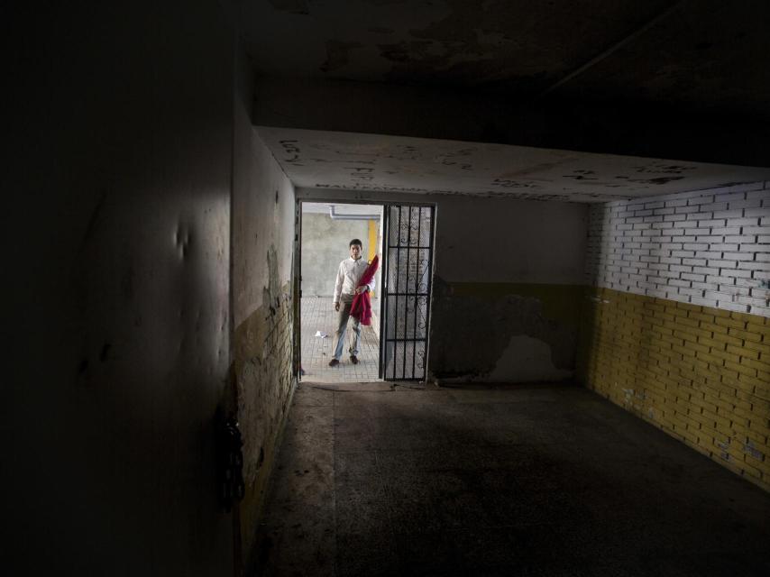 Lolillo entrando en su bloque de las Tres Mil Viviendas.