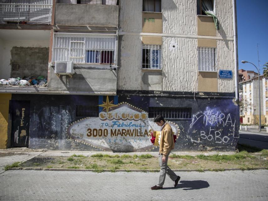 Lolillo de camino a casa, va y vuelve a la escuela situada a varios kilómetros, andando.