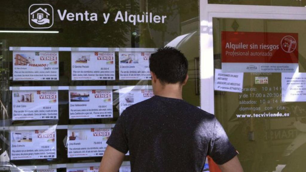 Un joven consulta pisos.