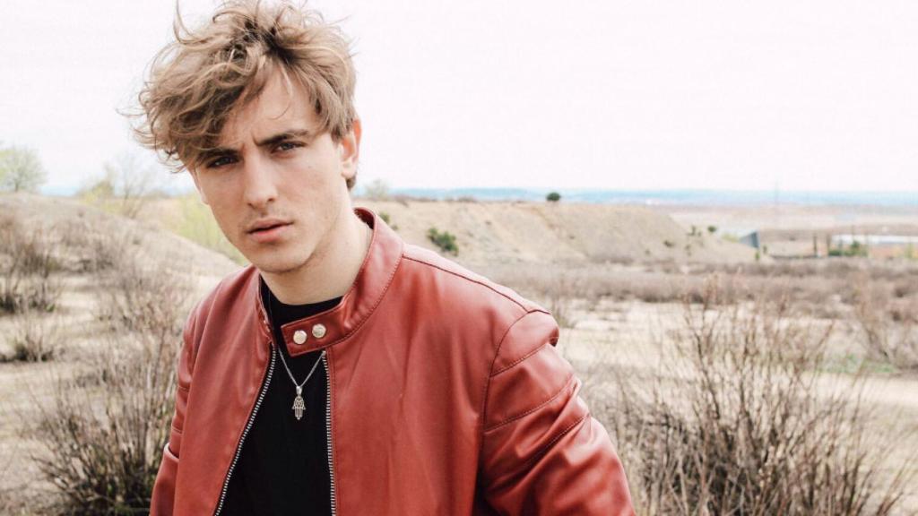 Manel Navarro rompe con su look para lanzar su nuevo single