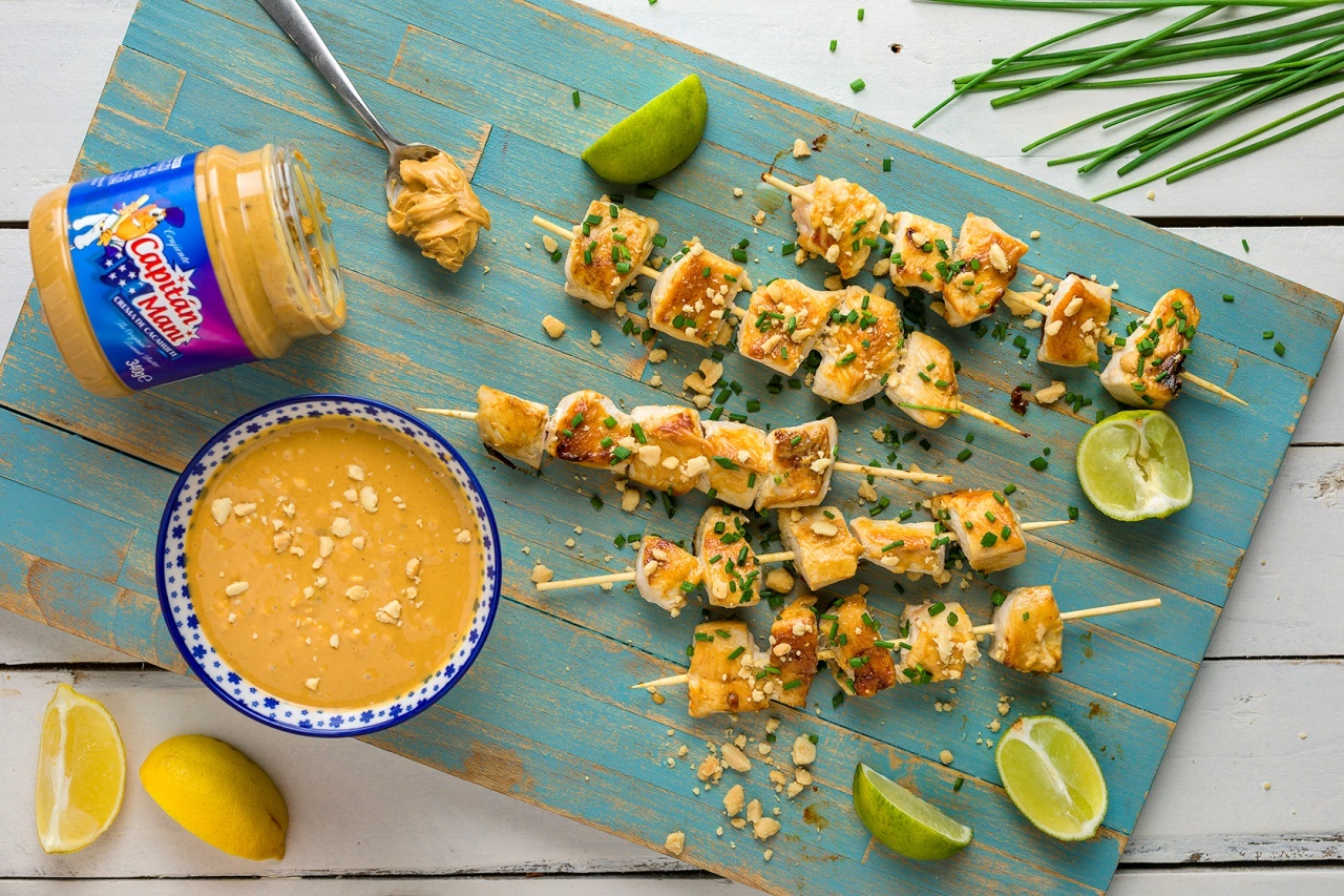 Dados de pollo al curry, cilantro y crema de cacahuete Capitán Maní crujiente 1_L