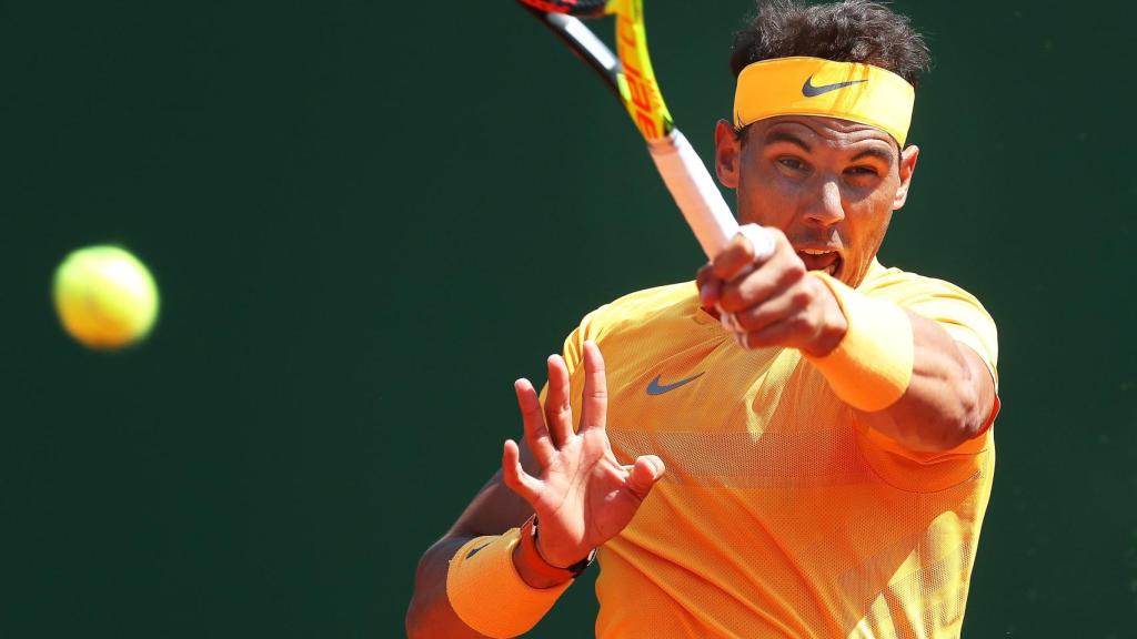 Nadal, golpeando una derecha ante Thiem en Montecarlo.
