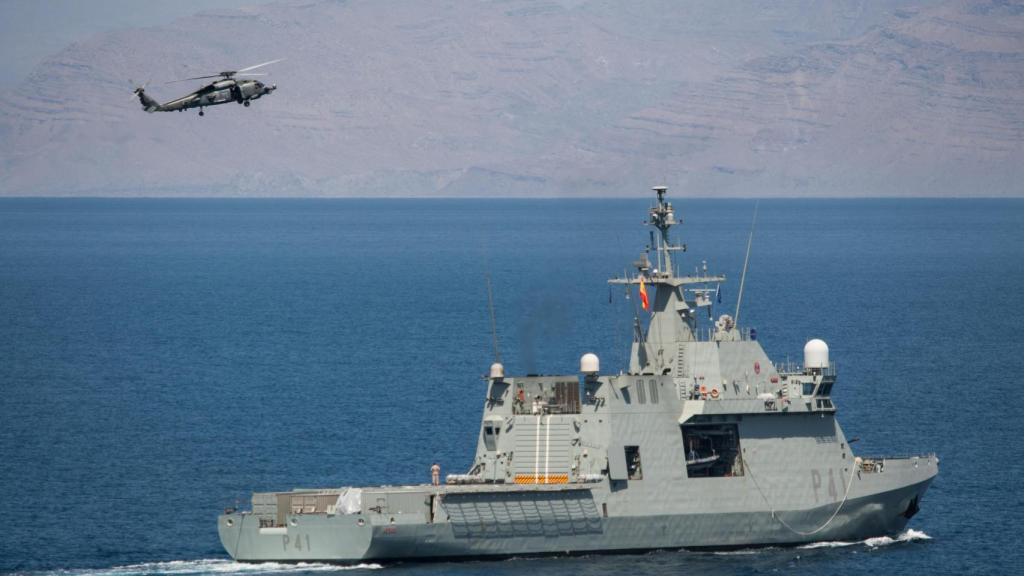 El patrullero P-41 de la Armada y un helicóptero participan en las pruebas MILEX, en Rota.