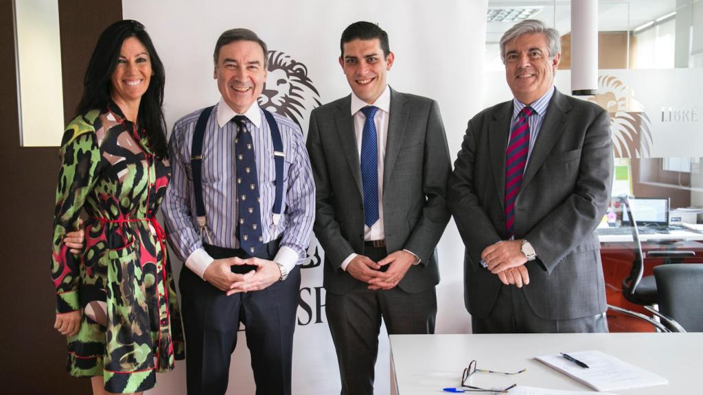 De izda. a dcha: Eva Fernández, consejera delegada de EL ESPAÑOL; Pedro J. Ramírez, director de EL ESPAÑOL; Jorge Calabrés, director de El Bernabéu, y Ernesto Muñoz, asesor financiero de Fellow Funders.