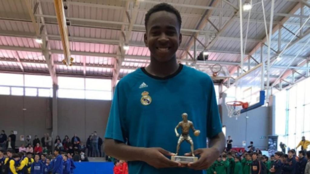 Sediq Garuba recibe el premio MVP