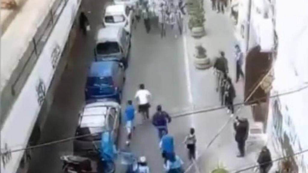 Hinchas del Nápoles y la Juventus, segundos antes de lo que parece indicar que será una pelea