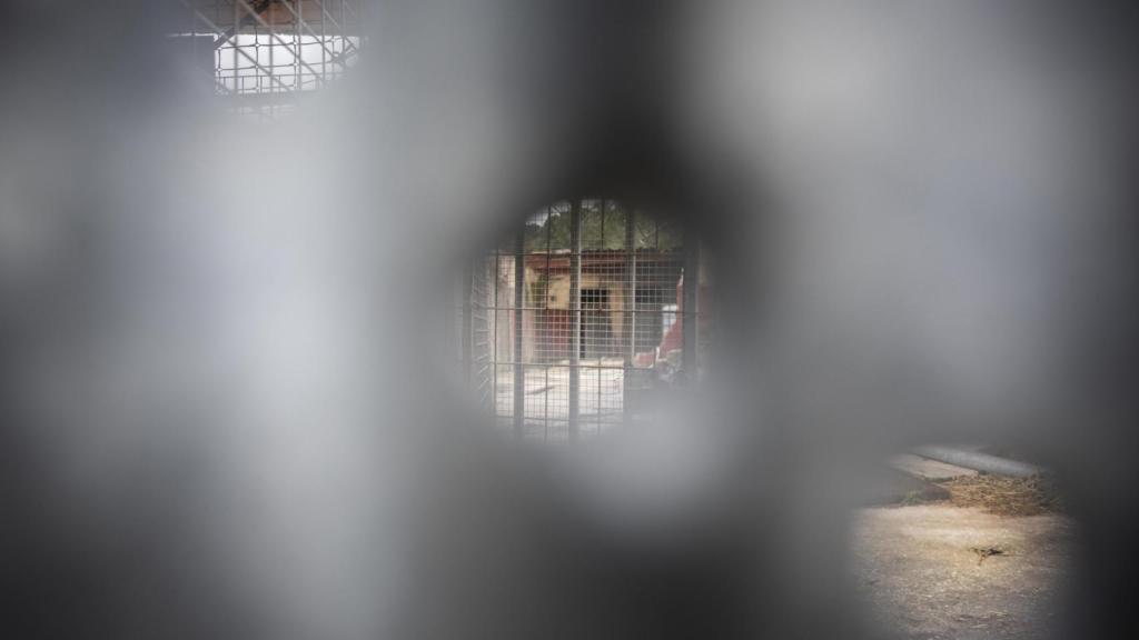 A principios de abril, cuatro traficantes, tres de ellos de origen marroquí, se enfrentaron a balazos con agentes de la Policía Nacional en el último episodio de violencia vivido en el Campo de Gibraltar. Se atrincheraron durante dos horas en un chalet que usaban como 'guardería'. Sólo se entregaron tras la mediación de un negociador policial. En la imagen, el interior de la vivienda a través de los orificios provocados en la entrada metálica por los tiros.