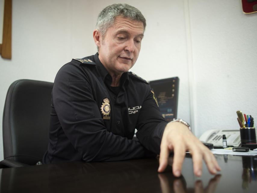 El madrileño Francisco López Gordo es, desde enero de 2018, el nuevo comisario de La Línea. Atiende a EL ESPAÑOL en su despacho oficial.