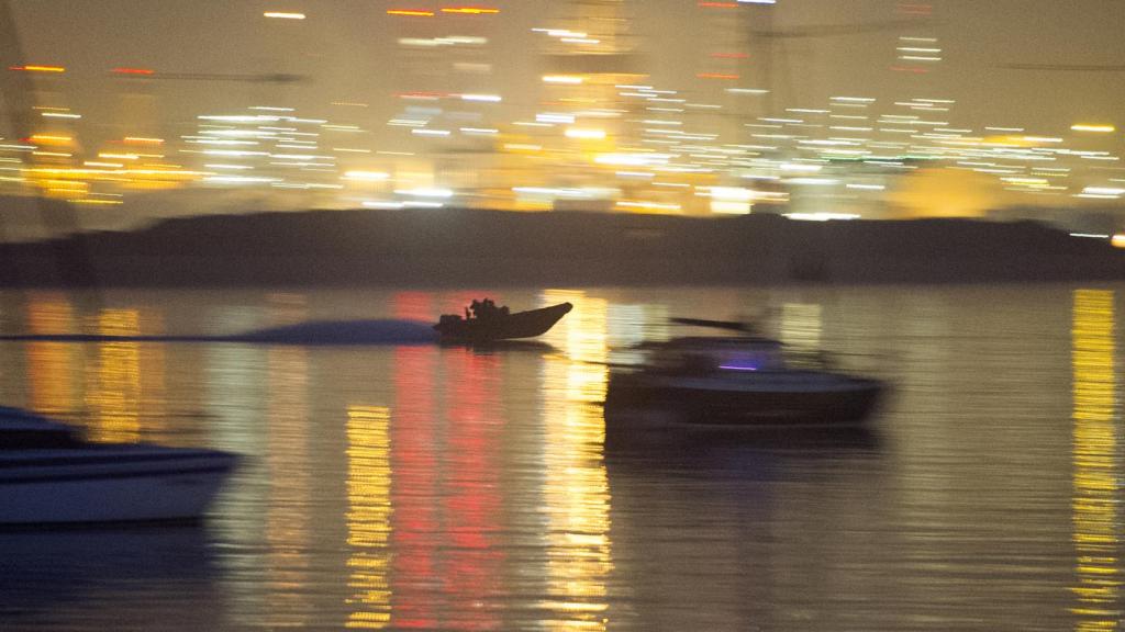 Una lancha de narcotraficantes a gran velocidad por la Bahía de Algeciras.