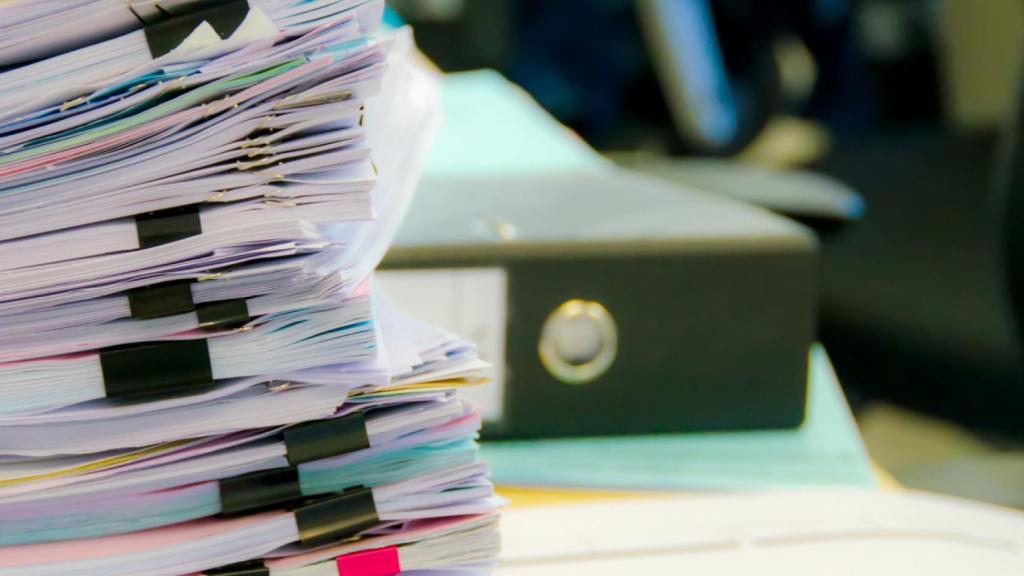 Los papeles pendientes de digitalizar se acumulan en la  universidad española.