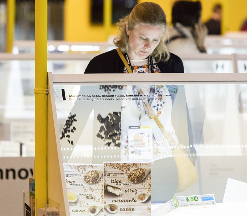 Una visitante de Alimentaria 2018 ante uno de los expositores.