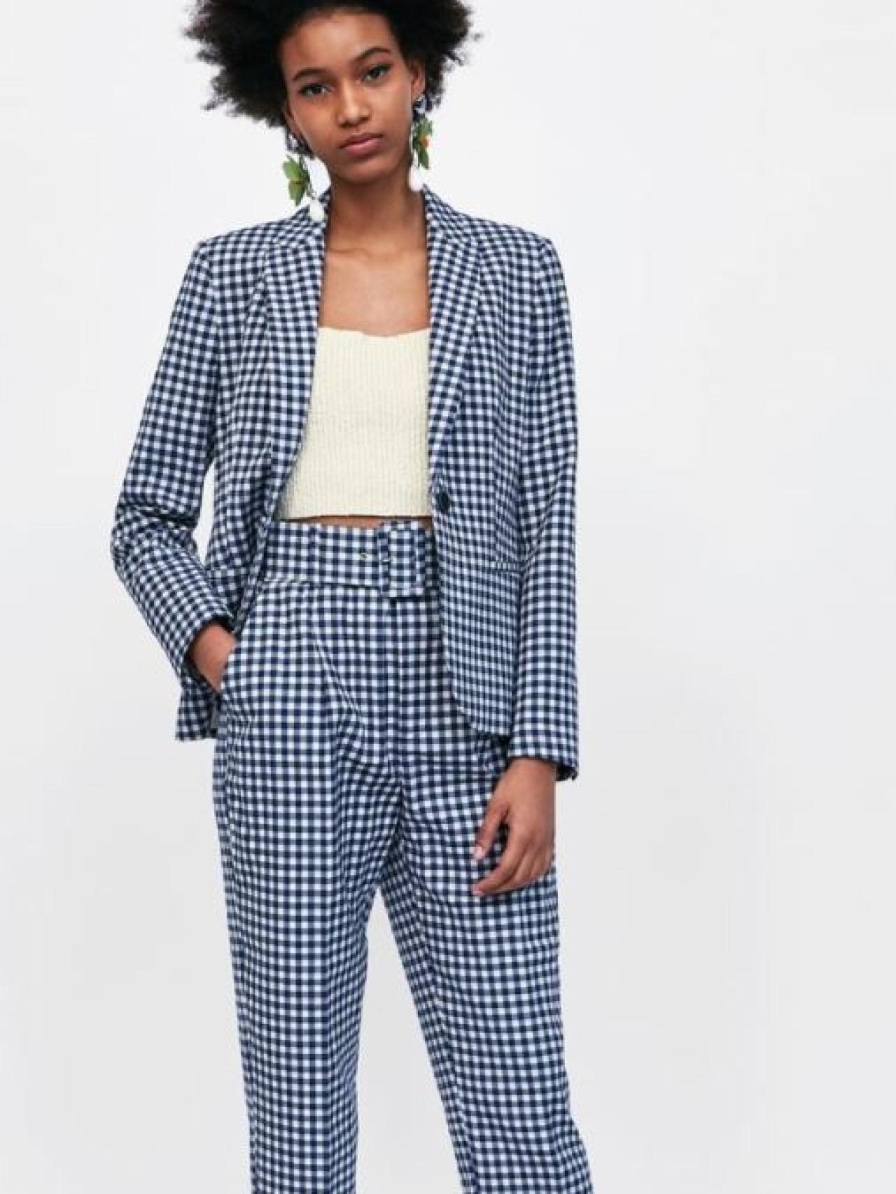 Traje con cuadros vichy.