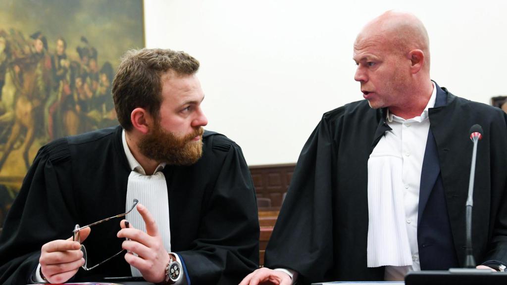 El abogado de Abdeslam, Sven Mary, durante la lectura del fallo