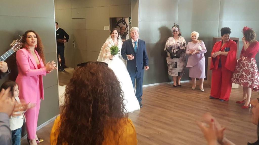 Diana Navarro del brazo de su padre.