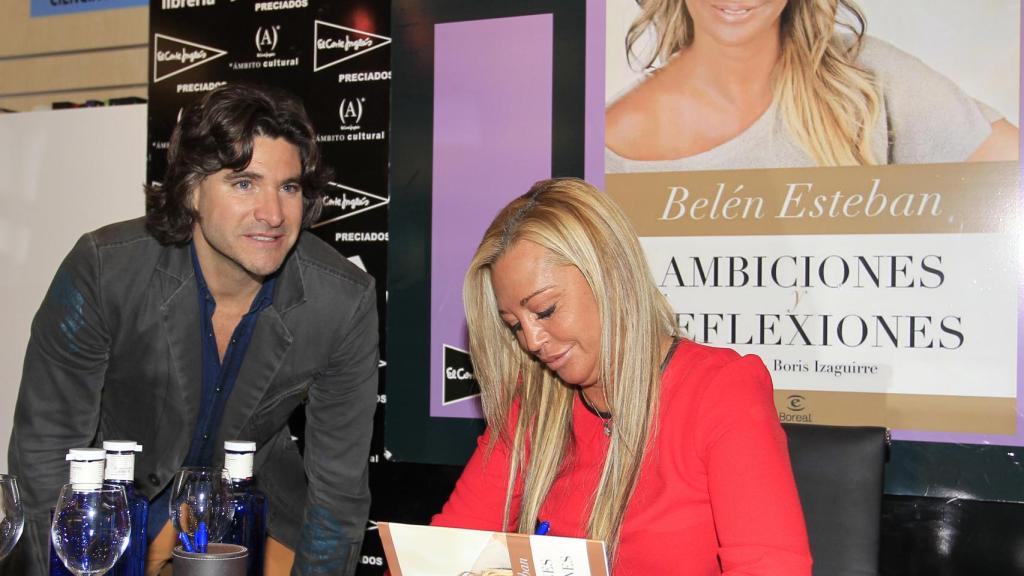 Belén Esteban firmando uno de sus libros