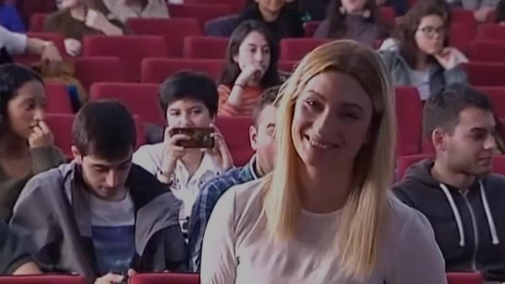 Lucía, dando una conferencia en su universidad.