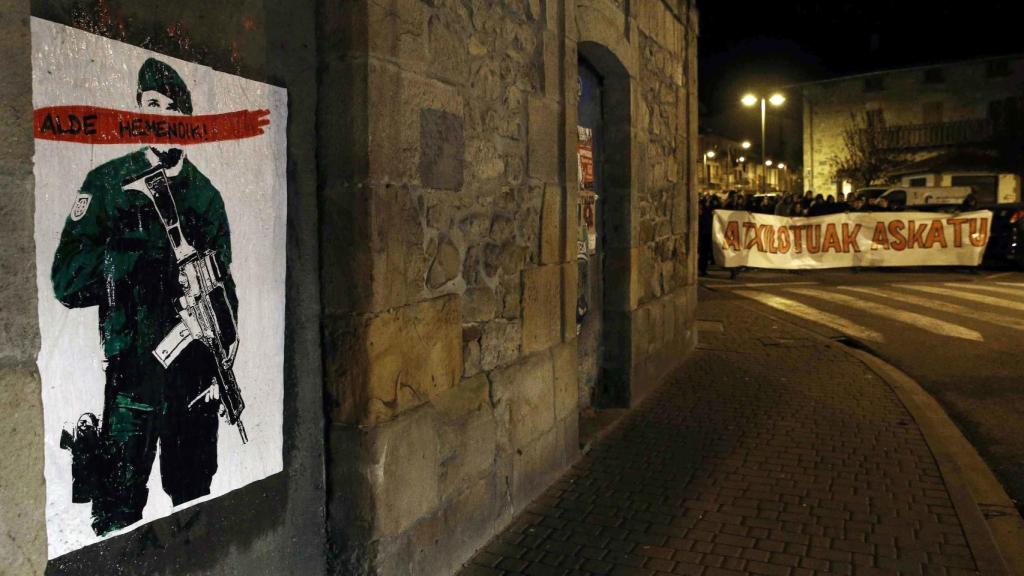 Imagen de un cartel contra la Guardia Civil en Alsasua.