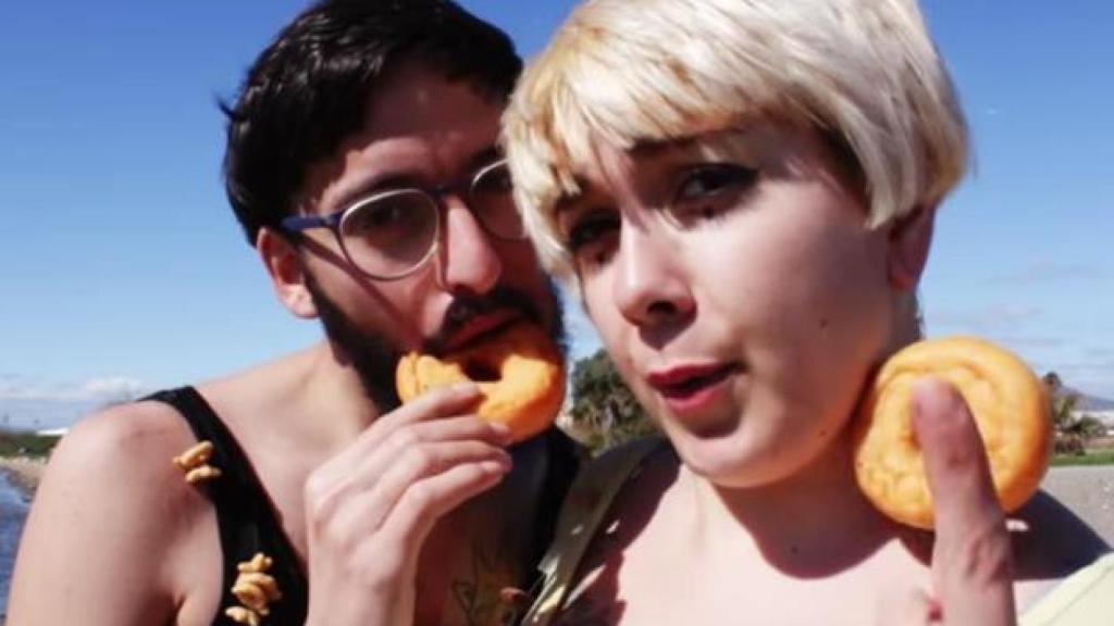 Jirafa Rey y su prima LaPili han parido el éxito Cómeme el donut.