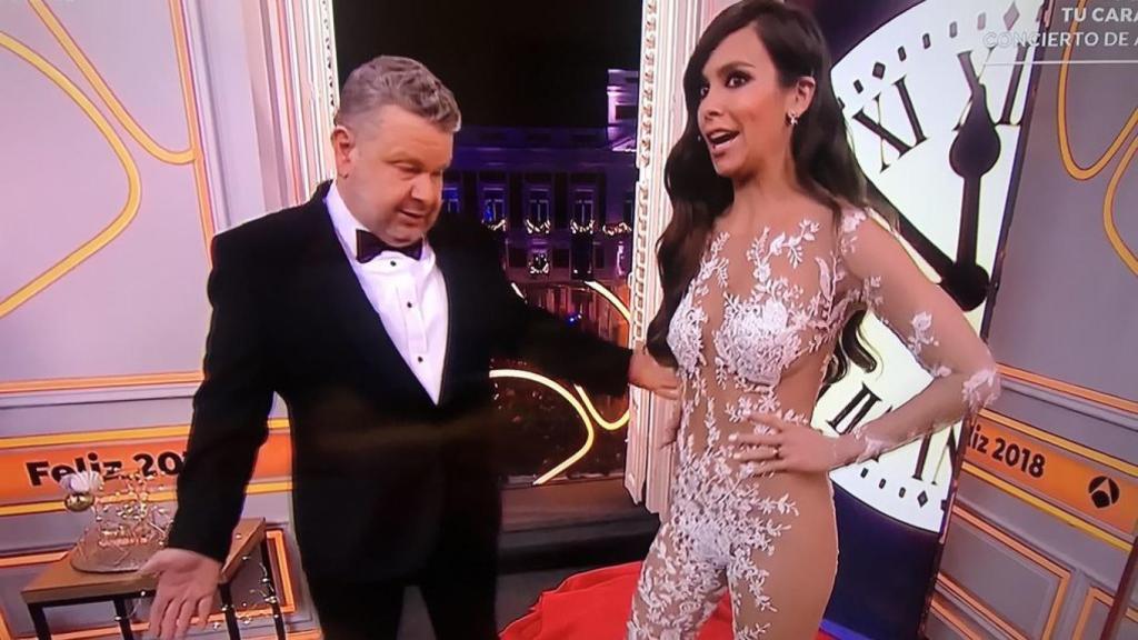 Cristina en el momento que se quitó la capa y descubrió su secreto.