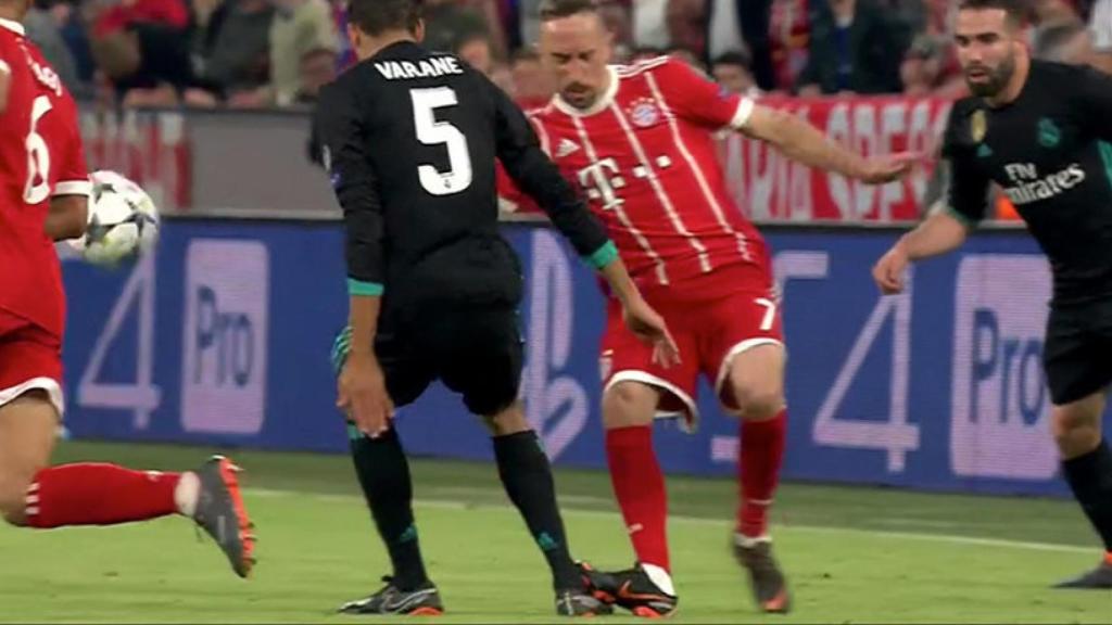 Dura entrada de Ribery a Varane