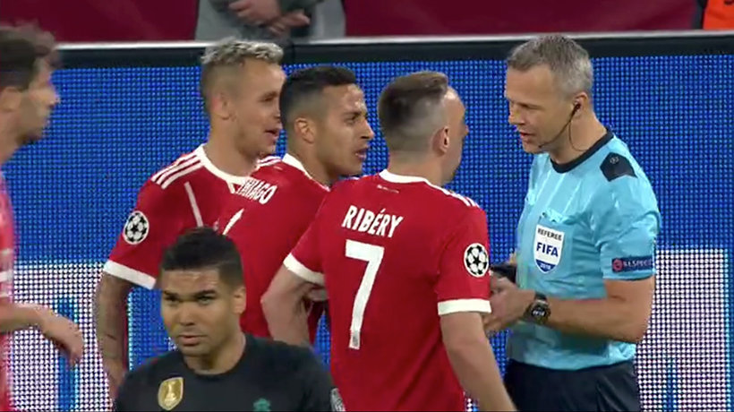 Feo pisotón de Ribéry sobre Varane