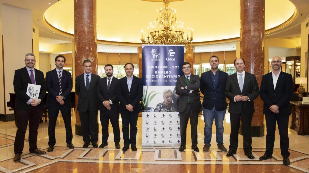 Foto de familia. De izquierda a derecha: Miguel Ángel Uriondo, redactor jefe de Empresas y Medios de EL ESPAÑOL; José Luis García, delegado de Servicios Sociales Madrid de Grupo CLECE; Miguel Ángel Alemany Haro, subdirector general de Políticas de Empleo del Ayuntamiento de Madrid; Ignacio Gamboa Gamboa, gerente de CLECE del Servicio Ayuda a Domicilio de Madrid; Javier Doval Rey, coordinador General de Pinardi; José Andrés Elízaga, director de Comunicación de Grupo CLECE; David de Miguel Martínez, director de Intervención Social y Empleo de Cruz Roja; Aurelio López-Barajas, CEO de Supercuidadores y Javier Gallego Zugasti, responsable ante entidades de Intermediación Laboral de CLECE.