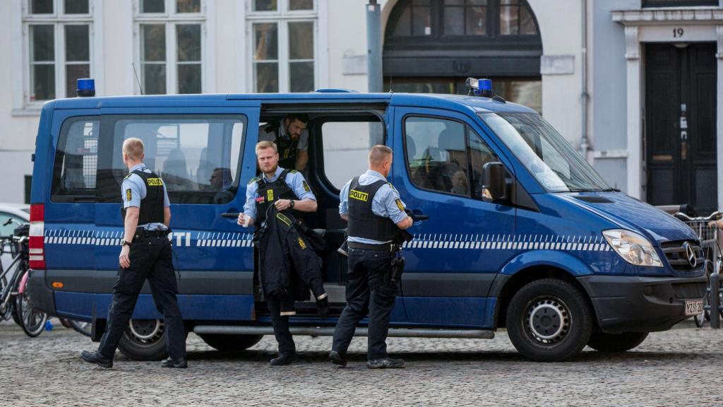 Un furgón de policía delante del Tribunal que ha condenado a Madsen.