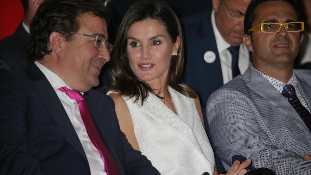 La reina Letizia, Guillermo Fernández Vara y Juan Carrión, presidente de FEDER