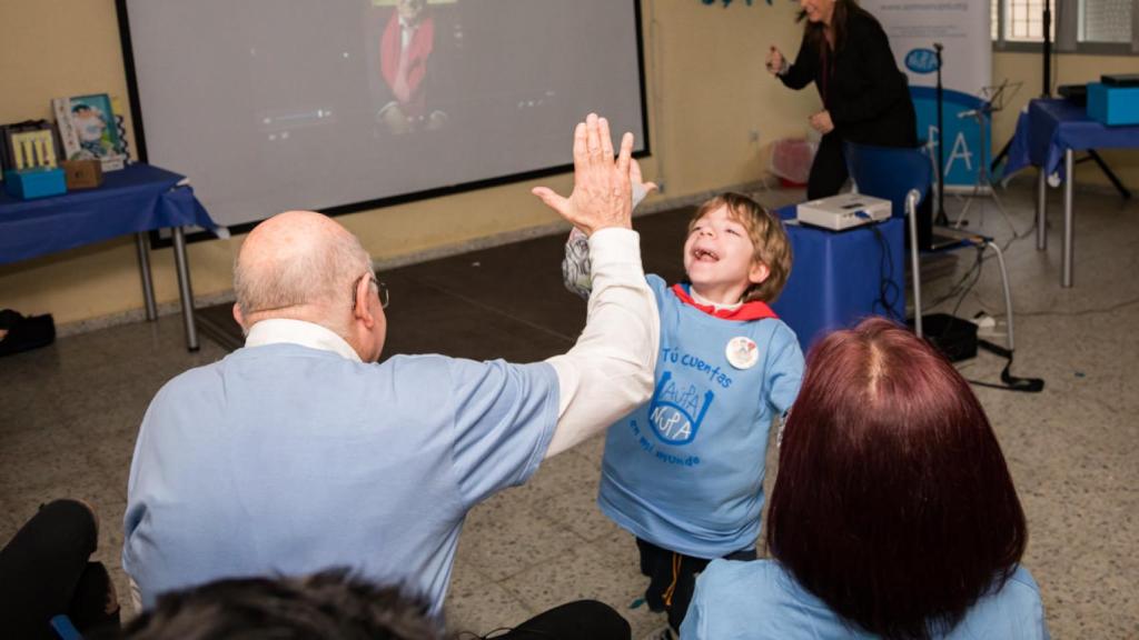 El doctor Prieto choca la mano a uno de los niños.