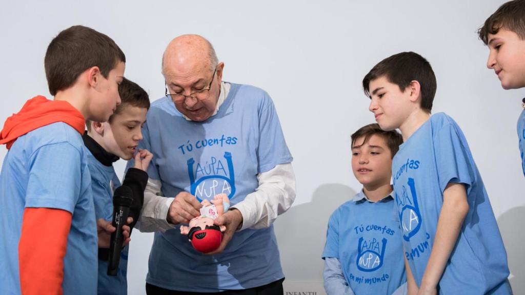 El doctor Prieto junto a algunos de los niños que acudieron a su homenaje.