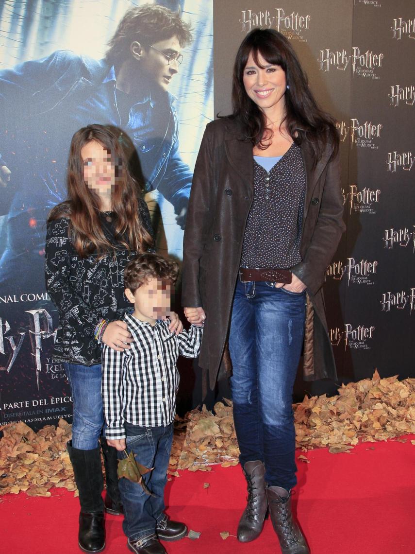 Minerva con sus dos hijos, en 2010.