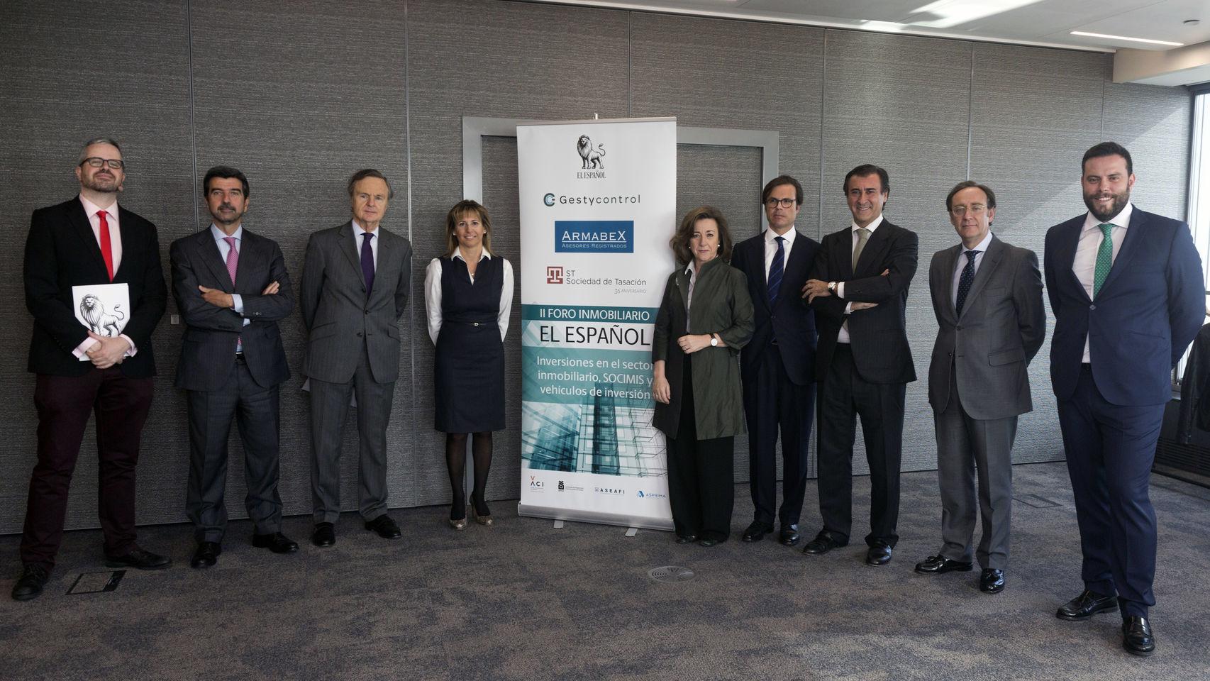 Foto de familia. De izquierda a derecha: Miguel Ángel Uriondo, redactor jefe Empresas y Medios de EL ESPAÑOL; Jesús González Nieto-Márquez, vicepresidente y director gerente del Mercado Alternativo Bursátil (MAB); Ricardo Martí-Fluxá, presidente de la Asociación de Consultores Inmobiliarios (ACI); Carolina Roca, vicepresidenta de la Asociación de Promotores Inmobiliarios de Madrid (ASPRIMA); Consuelo Villanueva, Directora de Instituciones y Grandes cuentas de Sociedad de Tasación (ST); Juan de la Peña, co-fundador de Student Properties Spain Socimi; Antonio Fernández, presidente de Armabex; Hernán San Pedro, director de Relaciones con el Inversor de LAR España; Álvaro José Sánchez, CEO de Gestycontrol Consultores Informáticos.