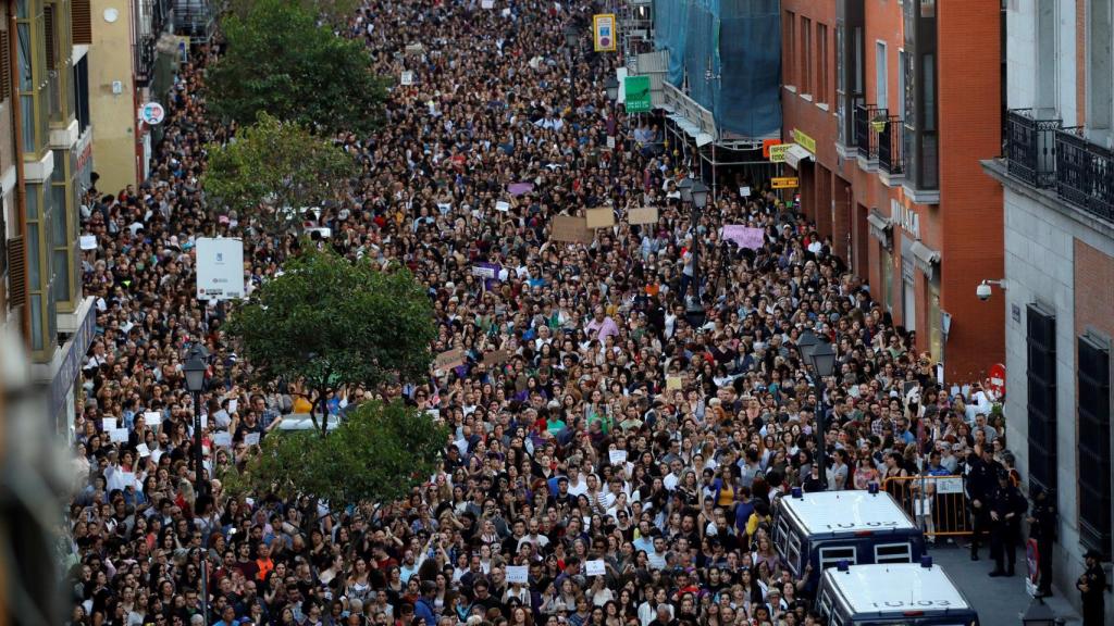 Miles de personas asisten a la concentración feminista ante el Ministerio de Justicia, en Madrid.