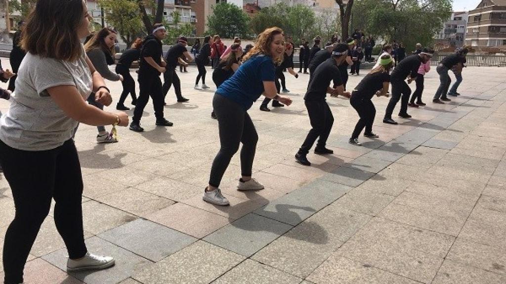 El Grupo Amás enseña danza.