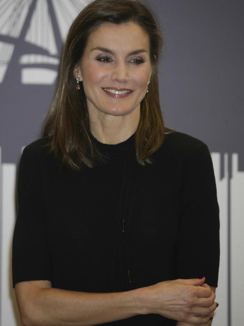 De negro y queriendo pasar inadvertida.