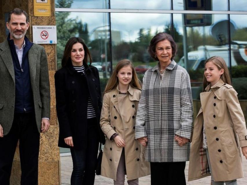 La familia real, reconciliada a las puertas del hospital.