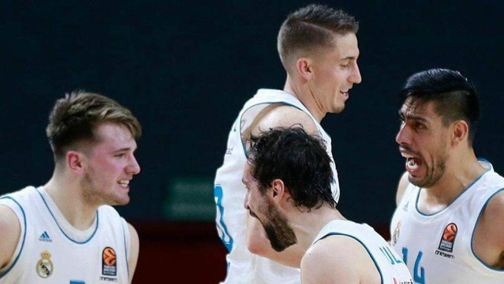 Piña de los jugadores del Real Madrid de baloncesto