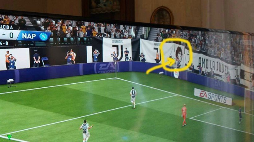 La cara de Maradona junto a pancartas de la Juventus en el FIFA 18