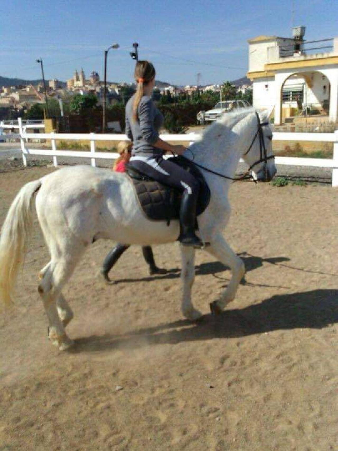 Marta era aficionada a montar a caballo, actividad que no creen que pueda volver a realizar