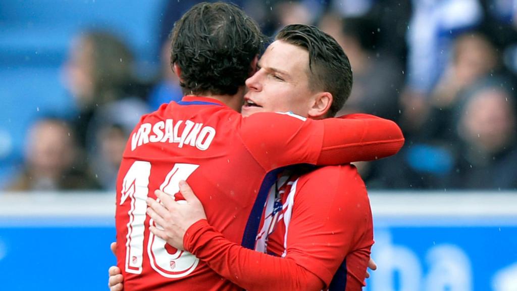 Gameiro se abraza con Vrsaljko en el Alavés - Atlético.