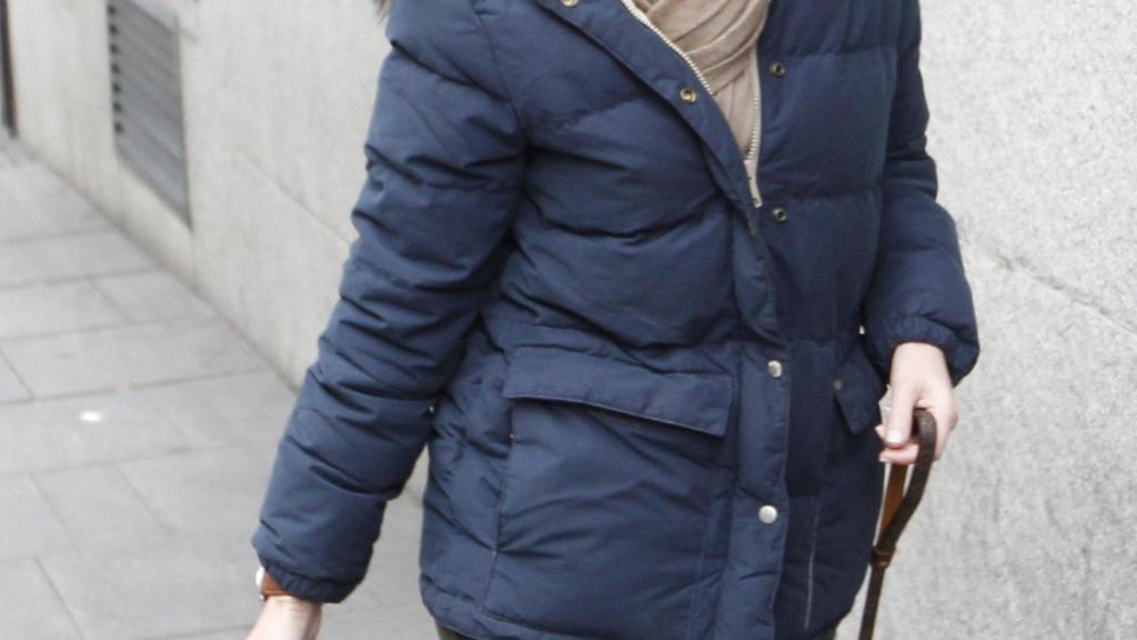 La prima del rey paseando por Madrid.