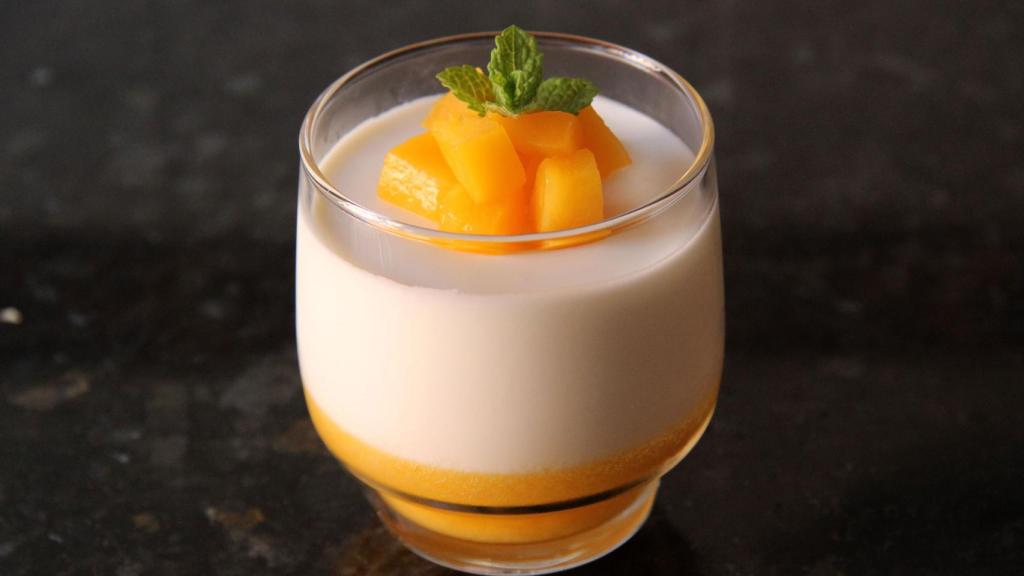 Mousse de chocolate blanco con yogur y cobertura de melocotón