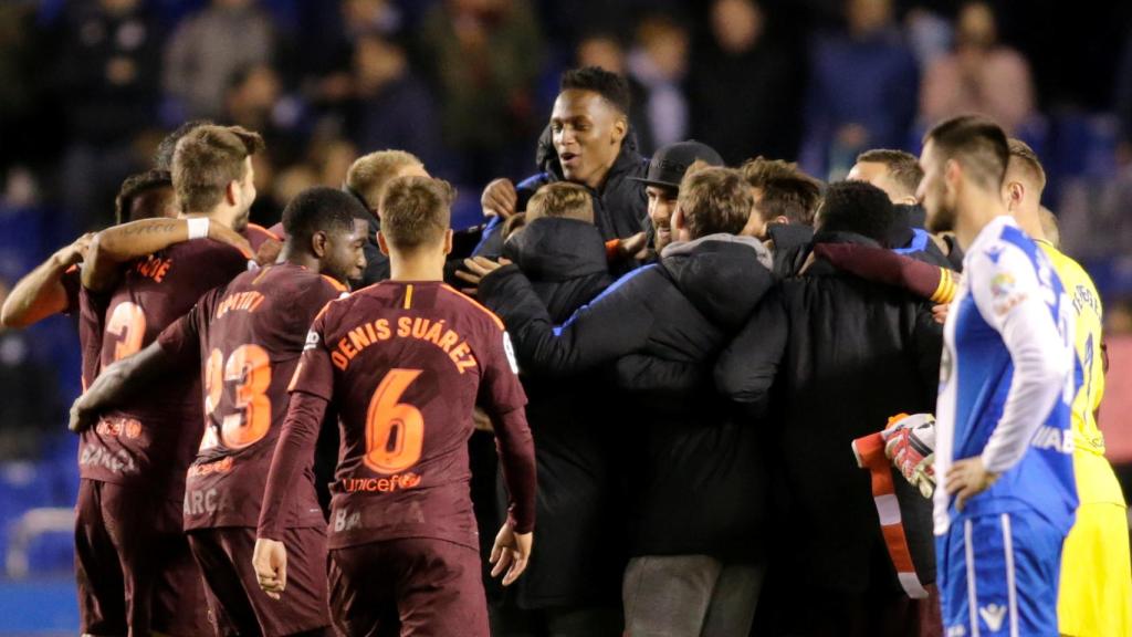 Los jugadores del Barcelona festejan la Liga en La Coruña.