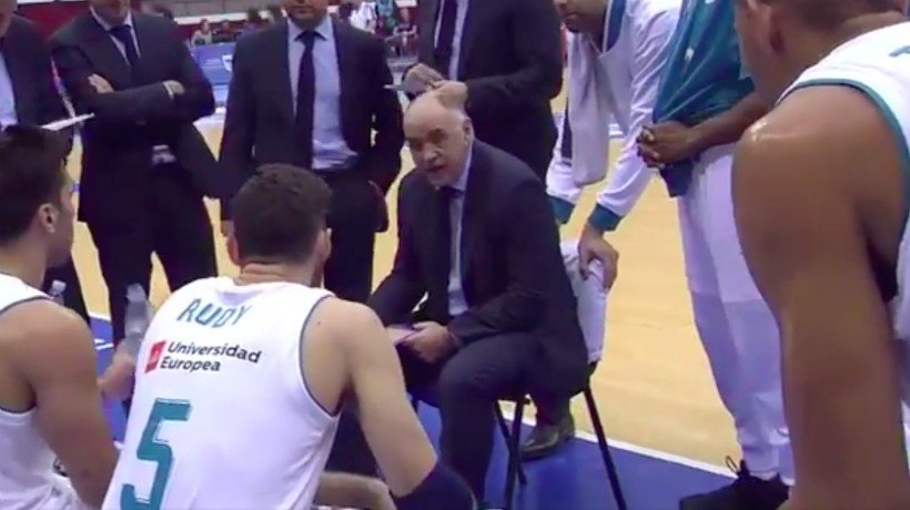 Laso habla con sus jugadores durante un tiempo muerto