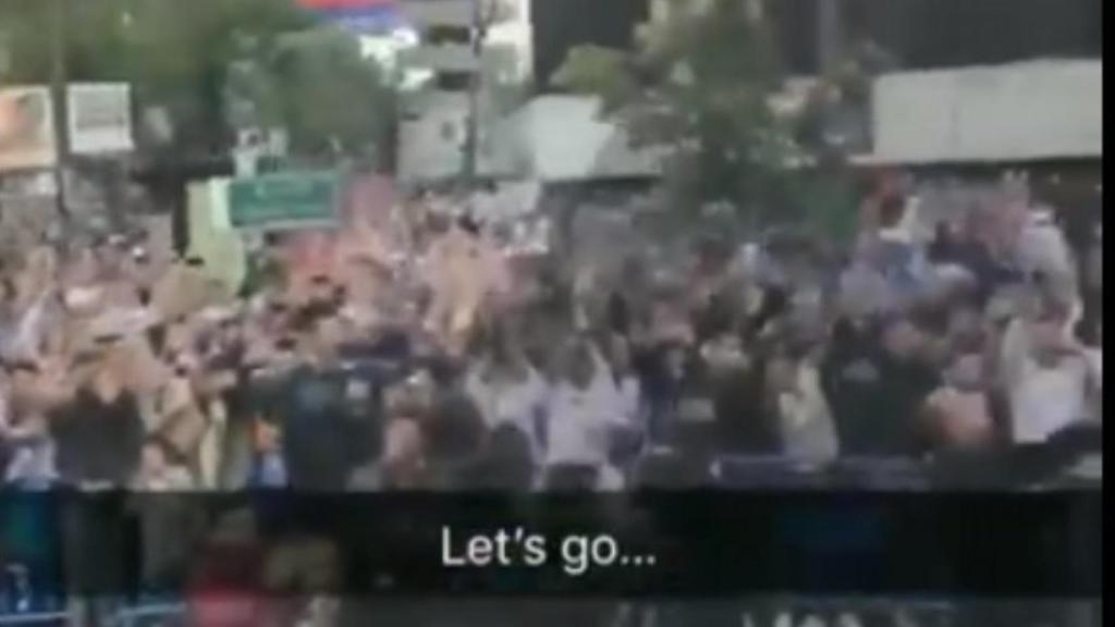 Benzema graba con su móvil el recibimiento de la afición