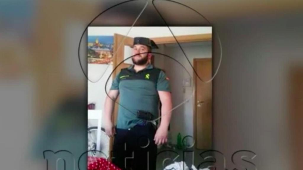 José Ángel Prenda con ropa oficial de la Guardia Civil. Su amigo Antonio Manuel Guerrero Escudero pertenecía al cuerpo cuando los detuvieron en Pamplona en 2016.