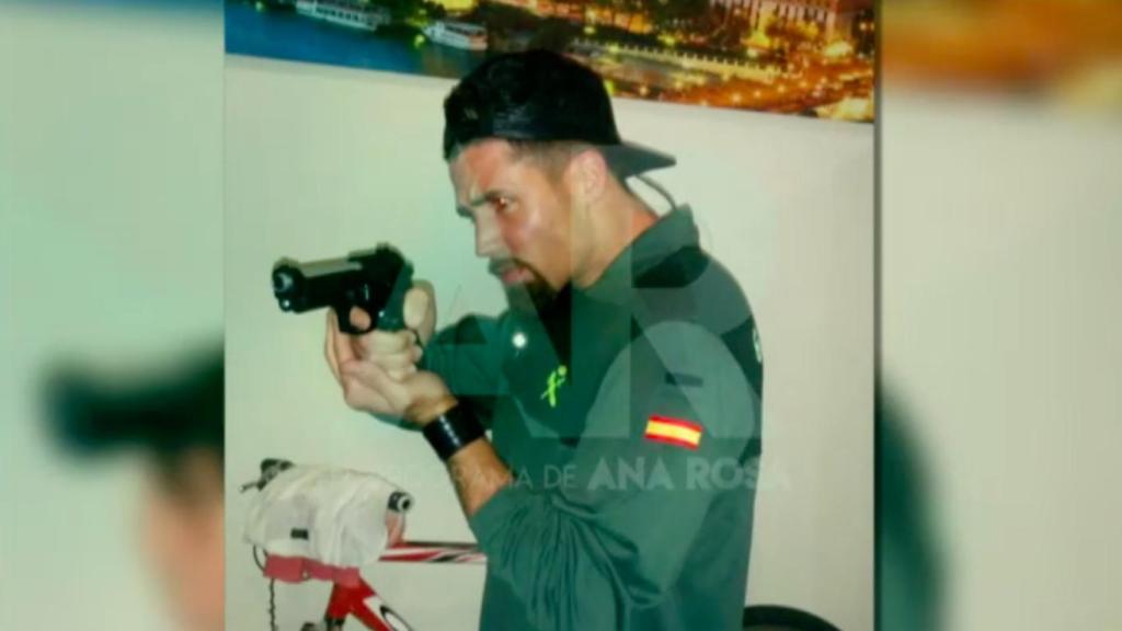 Jesús Escudero, con ropa de la Guardia Civil, empuña una pistola que parece ser de fogueo.